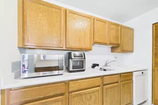 820 N Lakeside Dr, Vernon Hills, IL 60061 - Photo 8