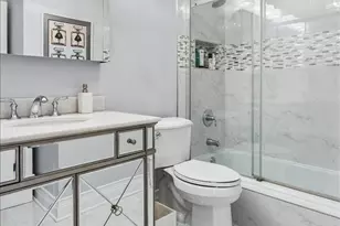 3930 N Pine Grove Ave, Chicago, IL 60613 - Photo 20