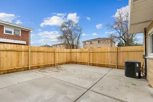 8824 Robin Dr, Des Plaines, IL 60016 - Photo 18