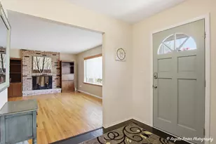 916 Essex Ct, McHenry, IL 60050 - Photo 2