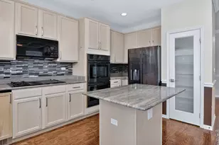 1108 Oxford Ct, Oakbrook Terrace, IL 60181 - Photo 12