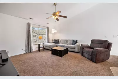 315 Thornwood Way #B, South Elgin, IL 60177 - Photo 4