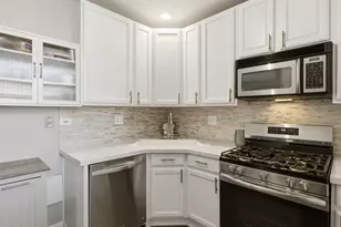 2579 W Montrose Ave, Chicago, IL 60618 - Photo 8