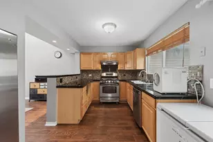 445 Le Parc Cir, Buffalo Grove, IL 60089 - Photo 8