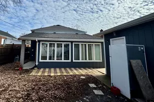 216 Burton St, Waukegan, IL 60085 - Photo 4