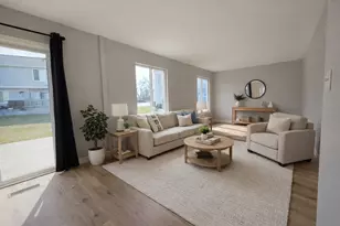 2134 Aberdeen Dr, Carpentersville, IL 60110 - Photo 6