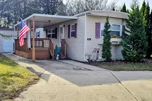 601 Lindenwood Dr, Belvidere, IL 61008 - Photo 2