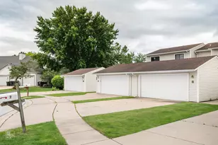 9 Wake Robin Ct, Woodridge, IL 60517 - Photo 2