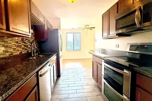 425 Walnut Creek Ln, Lisle, IL 60532 - Photo 2