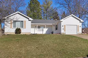 810 N Oakwood Dr, McHenry, IL 60050 - Photo 1