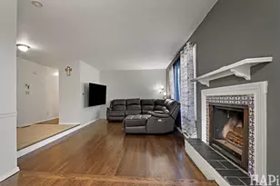 810 N Oakwood Dr, McHenry, IL 60050 - Photo 2