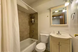 1647 W Sherwin Ave, Chicago, IL 60626 - Photo 16