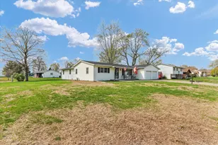 205 E Briarcliff Dr, Saint John, IL 61873 - Photo 2