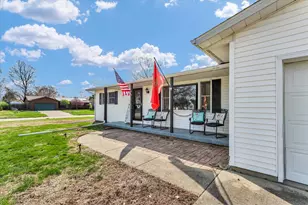 205 E Briarcliff Dr, Saint John, IL 61873 - Photo 4