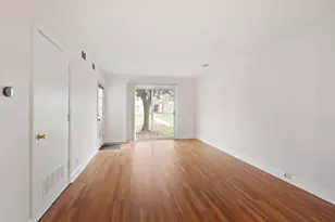 1975 Kenilworth Cir, Hoffman Estates, IL 60169 - Photo 4