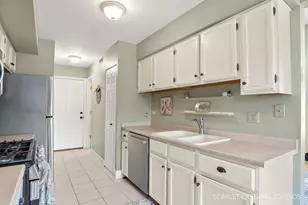 3S130 Timber Dr, Warrenville, IL 60555 - Photo 8