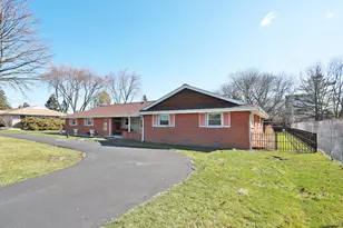 409 Lexington Dr, Schaumburg, IL 60173 - Photo 2