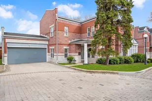 11 Manchester Ln, Elmhurst, IL 60126 - Photo 2