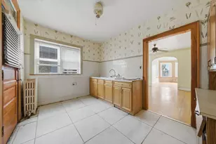 7960 S Phillips Ave, Chicago, IL 60617 - Photo 4