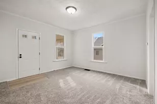 29 N Green St, Carpentersville, IL 60110 - Photo 2