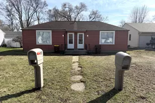 921 River Park Dr, Loves Park, IL 61111 - Photo 2