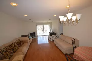 631 Hapsfield Ln, Buffalo Grove, IL 60089 - Photo 2