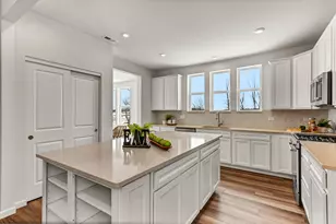 2895 Briargate Dr, Lindenhurst, IL 60046 - Photo 8