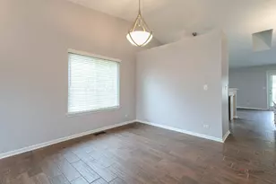 864 Fox Chase Dr, Round Lake Beach, IL 60073 - Photo 8