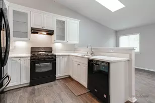 864 Fox Chase Dr, Round Lake Beach, IL 60073 - Photo 10
