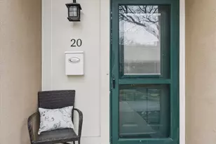 20 Oak Tree Ct, Elmhurst, IL 60126 - Photo 2