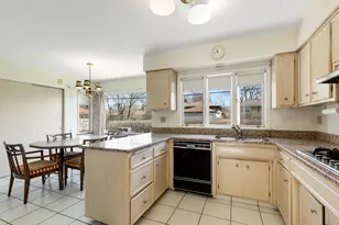 7241 N Lowell Ave, Lincolnwood, IL 60712 - Photo 12