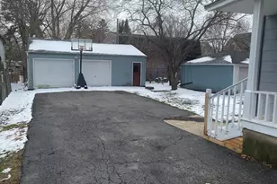 515 Walnut Ave, Elgin, IL 60123 - Photo 2