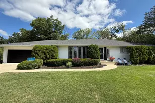 4 Yorkshire Dr, Lincolnshire, IL 60069 - Photo 1