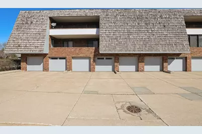 200 Red Top Drive #302, Libertyville, IL 60048 - Photo 2