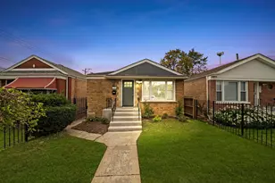 819 E 98th Pl, Chicago, IL 60628 - Photo 1