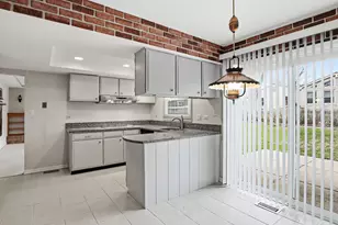 393 Indian Hill Dr, Buffalo Grove, IL 60089 - Photo 10