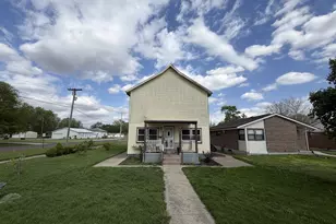 523 W 9th St, Gibson City, IL 60936 - Photo 2