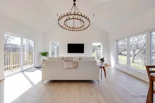 19 Marina Dr, Des Plaines, IL 60016 - Photo 12