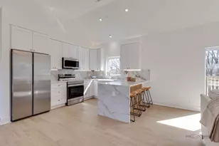 19 Marina Dr, Des Plaines, IL 60016 - Photo 8