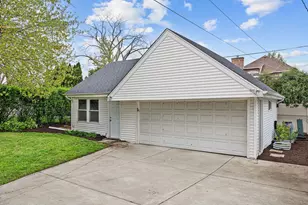 381 S Berkley Ave, Elmhurst, IL 60126 - Photo 22