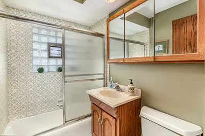 8420 S New England Avenue, Burbank, IL 60459 - Photo 10