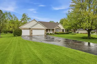 706 Silver Glen Rd, McHenry, IL 60050 - Photo 2