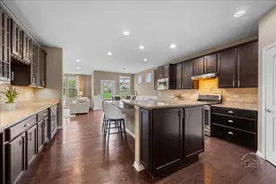 2850 Stoney Creek Dr, Elgin, IL 60124 - Photo 8