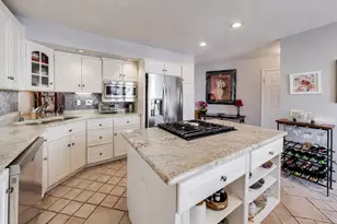 1 Maple Tree Ct, Elmhurst, IL 60126 - Photo 2