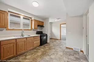 10142 S California Ave, Evergreen Park, IL 60805 - Photo 8