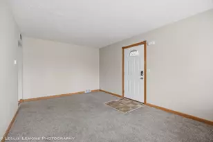 10142 S California Ave, Evergreen Park, IL 60805 - Photo 4