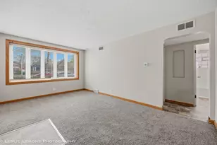 10142 S California Ave, Evergreen Park, IL 60805 - Photo 2