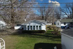 617 E Grant St, Watseka, IL 60970 - Photo 4