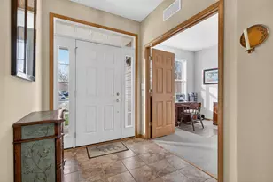 507 Homeview Dr, Oswego, IL 60543 - Photo 2