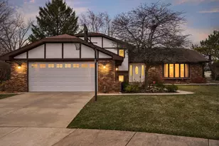 9716 S Kingsbury Ct, Palos Hills, IL 60465 - Photo 1